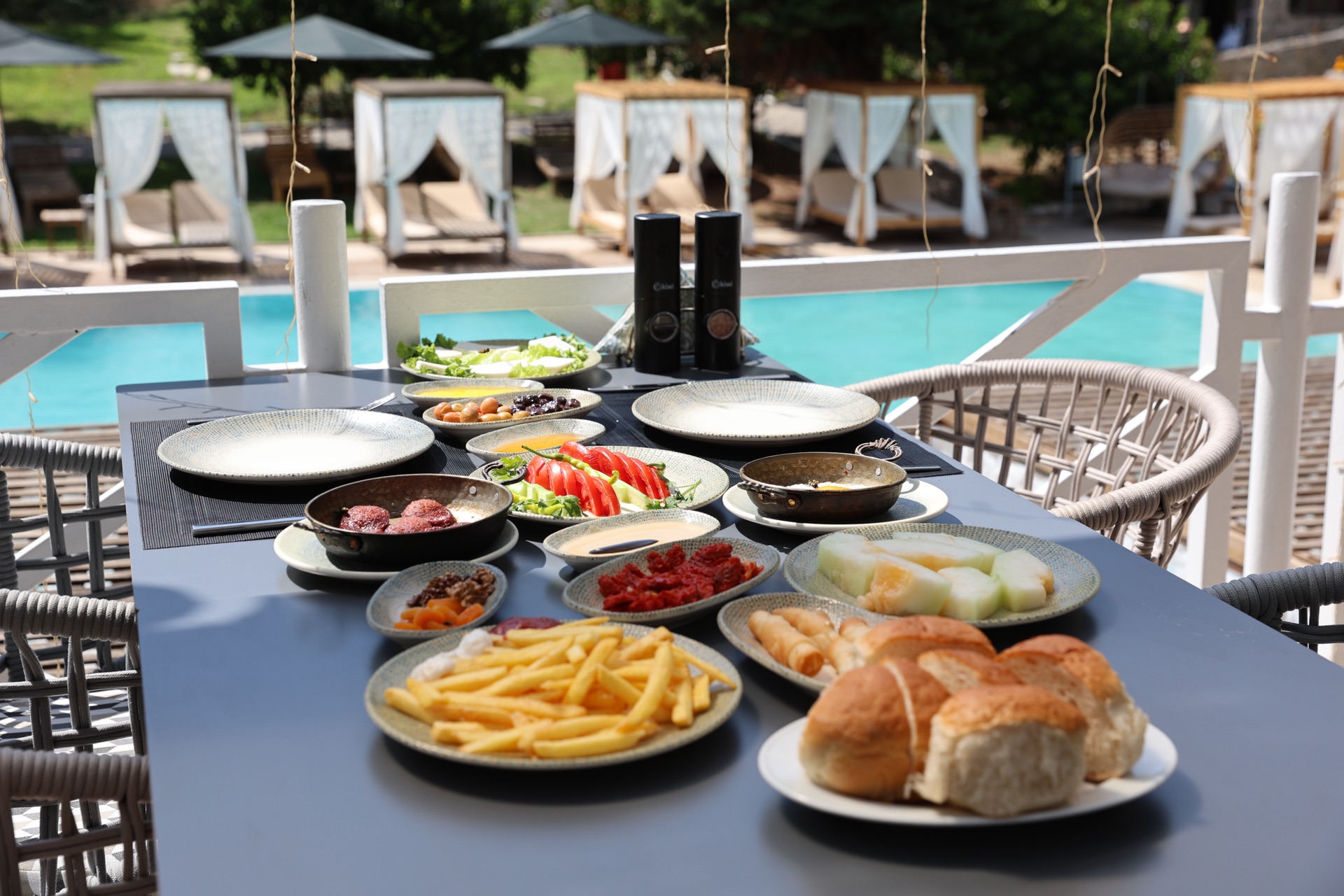 Frühstück am Pool