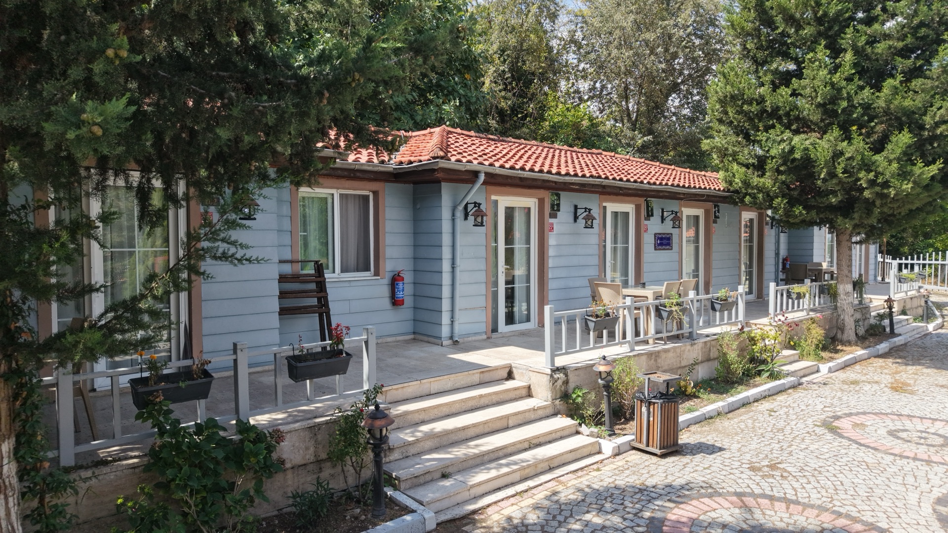 Tesis havadan — doğa içinde geniş manzara